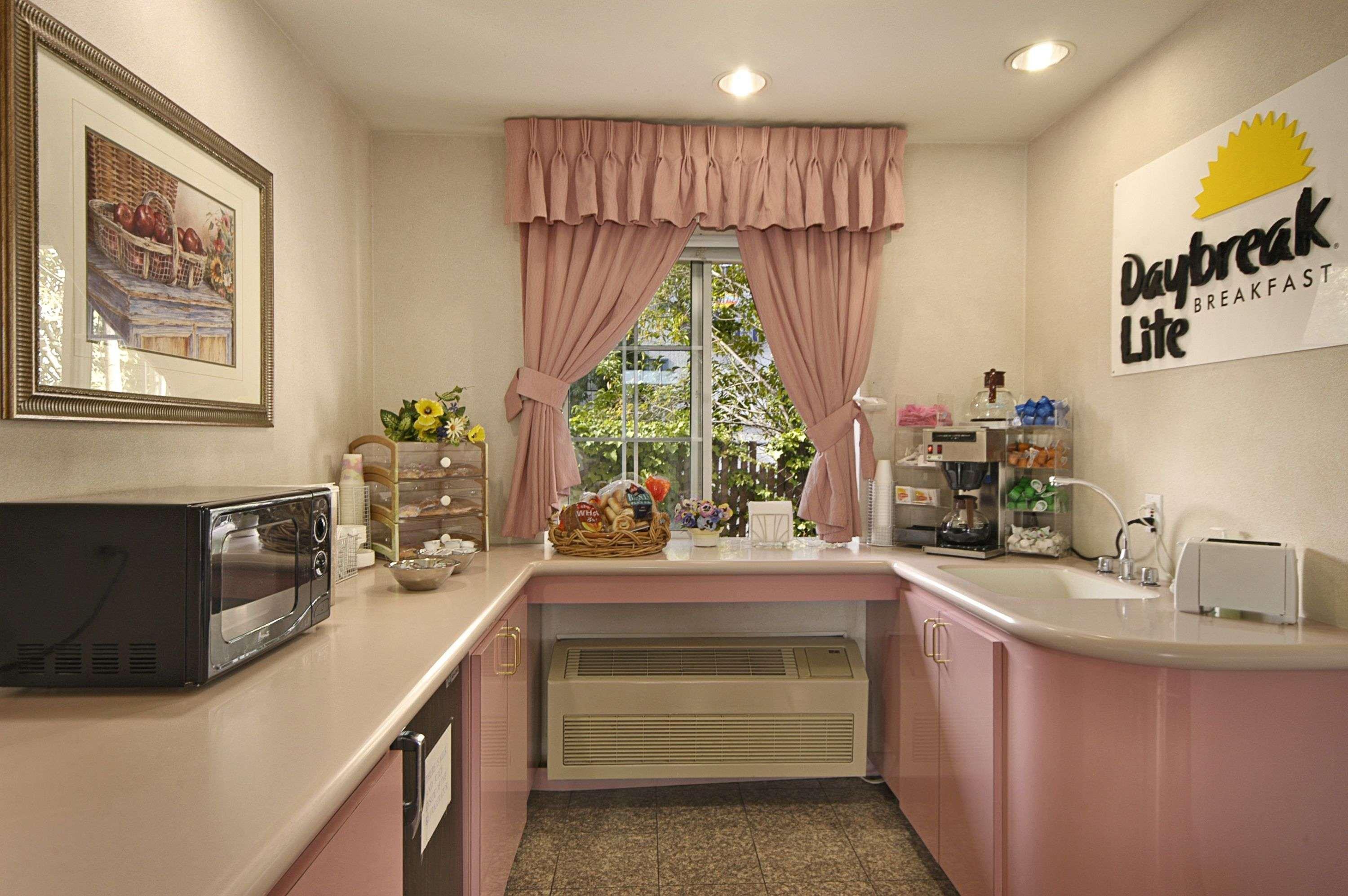 Hotel Days By Wyndham Airport Hayward